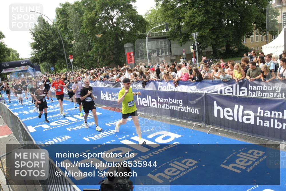29.06.2025 - hella hamburg halbmarathon Michael Strokosch http://msf.ph/oto/8535944 29.06.2025 10:43:50 Ziel  meine-sportfotos.de