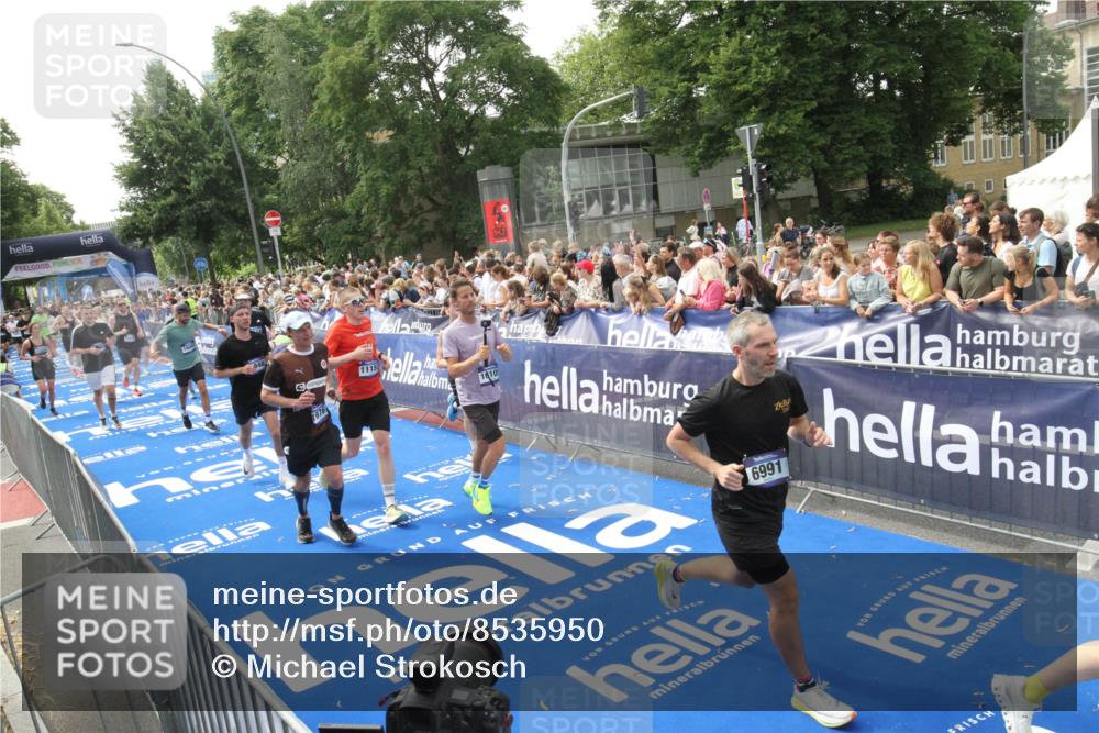 29.06.2025 - hella hamburg halbmarathon Michael Strokosch http://msf.ph/oto/8535950 29.06.2025 10:43:51 Ziel  meine-sportfotos.de