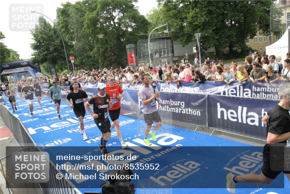 29.06.2025 - hella hamburg halbmarathon Michael Strokosch http://msf.ph/oto/8535952 29.06.2025 10:43:52 Ziel  meine-sportfotos.de