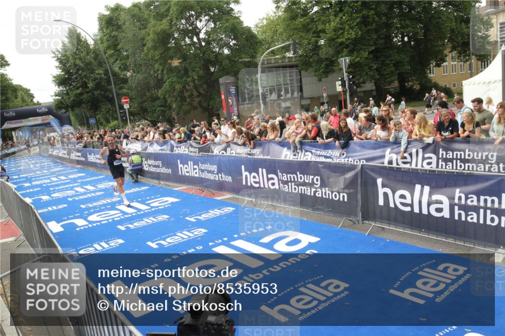 29.06.2025 - hella hamburg halbmarathon Michael Strokosch http://msf.ph/oto/8535953 29.06.2025 10:24:25 Ziel  meine-sportfotos.de