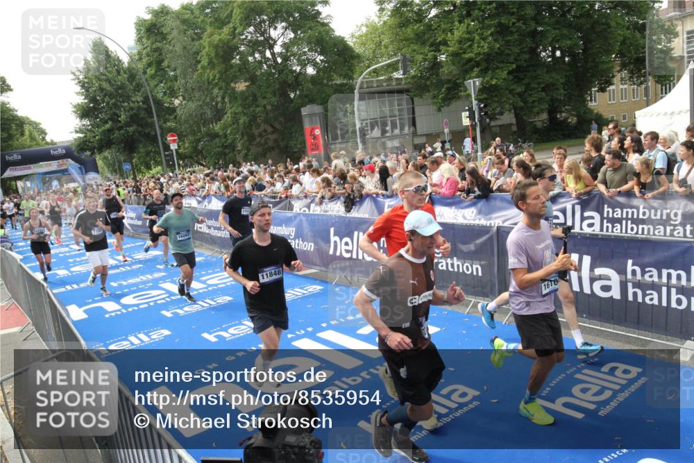 29.06.2025 - hella hamburg halbmarathon Michael Strokosch http://msf.ph/oto/8535954 29.06.2025 10:43:52 Ziel  meine-sportfotos.de