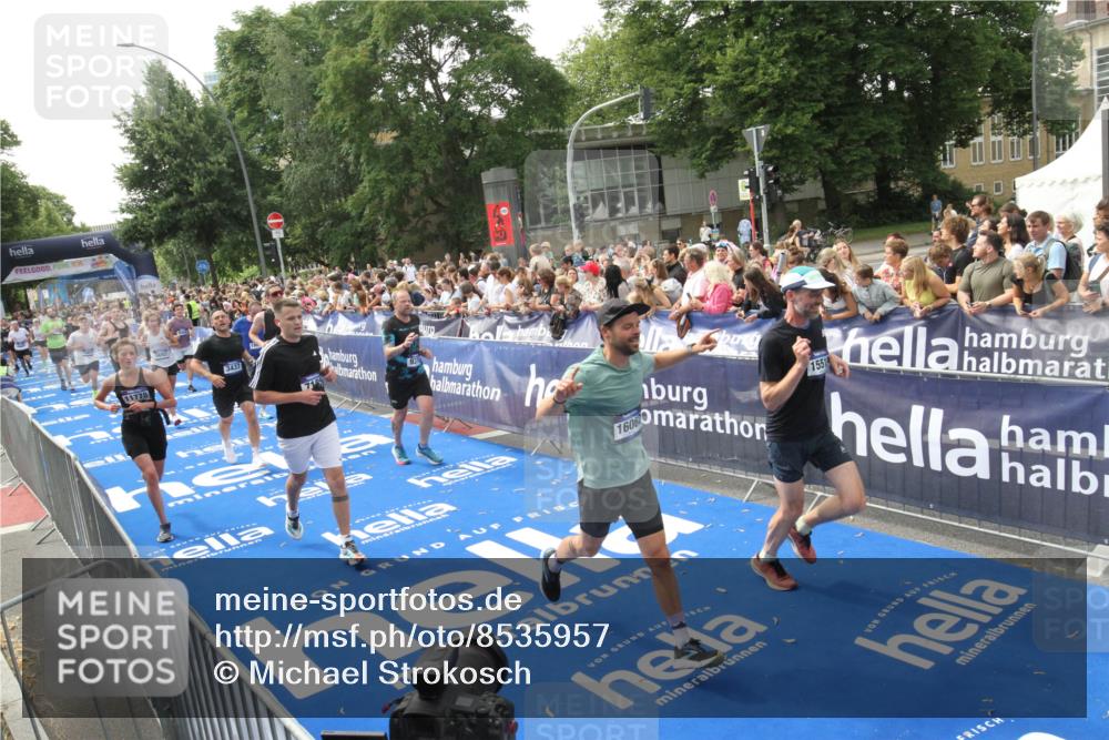 29.06.2025 - hella hamburg halbmarathon Michael Strokosch http://msf.ph/oto/8535957 29.06.2025 10:43:54 Ziel  meine-sportfotos.de