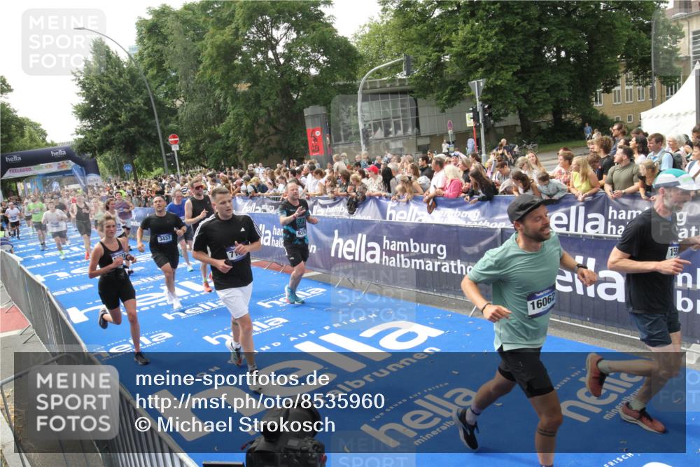 29.06.2025 - hella hamburg halbmarathon Michael Strokosch http://msf.ph/oto/8535960 29.06.2025 10:43:54 Ziel  meine-sportfotos.de