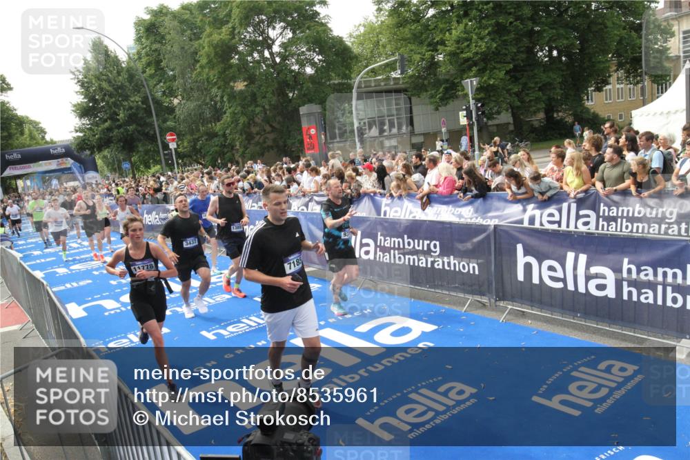 29.06.2025 - hella hamburg halbmarathon Michael Strokosch http://msf.ph/oto/8535961 29.06.2025 10:43:54 Ziel  meine-sportfotos.de