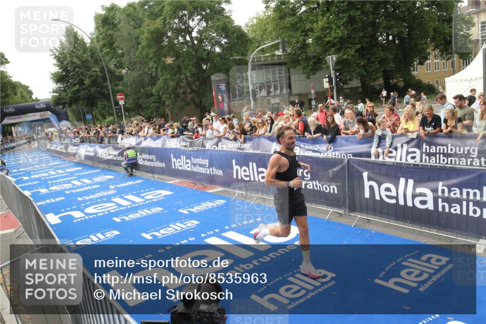 29.06.2025 - hella hamburg halbmarathon Michael Strokosch http://msf.ph/oto/8535963 29.06.2025 10:24:27 Ziel  meine-sportfotos.de