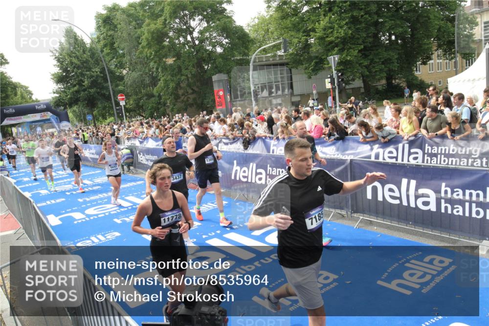 29.06.2025 - hella hamburg halbmarathon Michael Strokosch http://msf.ph/oto/8535964 29.06.2025 10:43:55 Ziel  meine-sportfotos.de