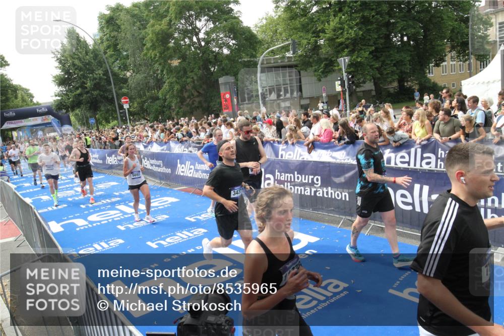29.06.2025 - hella hamburg halbmarathon Michael Strokosch http://msf.ph/oto/8535965 29.06.2025 10:43:55 Ziel  meine-sportfotos.de