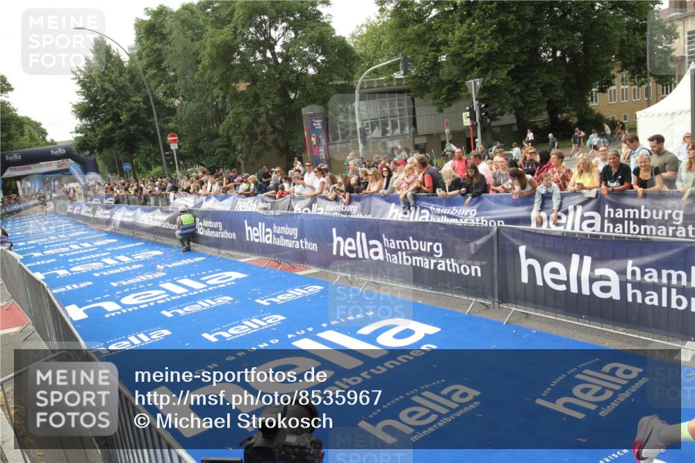 29.06.2025 - hella hamburg halbmarathon Michael Strokosch http://msf.ph/oto/8535967 29.06.2025 10:24:27 Ziel  meine-sportfotos.de