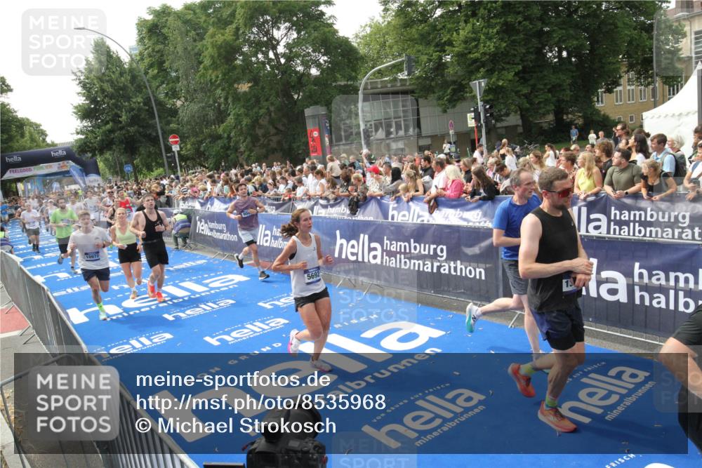 29.06.2025 - hella hamburg halbmarathon Michael Strokosch http://msf.ph/oto/8535968 29.06.2025 10:43:56 Ziel  meine-sportfotos.de