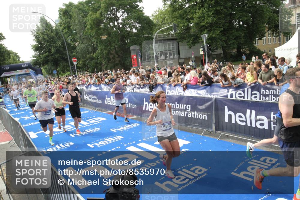 29.06.2025 - hella hamburg halbmarathon Michael Strokosch http://msf.ph/oto/8535970 29.06.2025 10:43:56 Ziel  meine-sportfotos.de