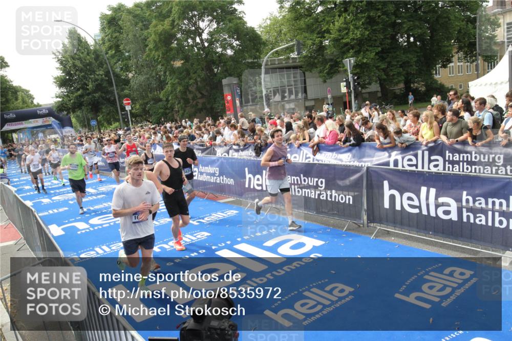 29.06.2025 - hella hamburg halbmarathon Michael Strokosch http://msf.ph/oto/8535972 29.06.2025 10:43:57 Ziel  meine-sportfotos.de