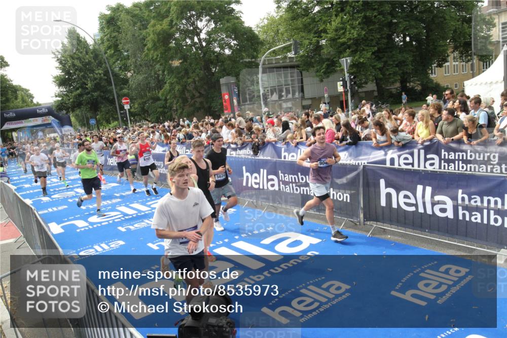 29.06.2025 - hella hamburg halbmarathon Michael Strokosch http://msf.ph/oto/8535973 29.06.2025 10:43:58 Ziel  meine-sportfotos.de
