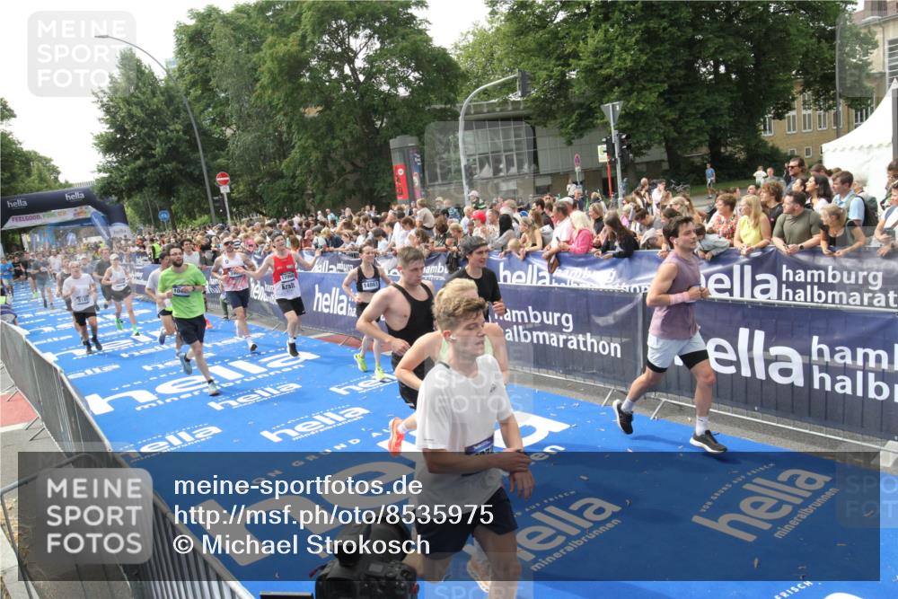 29.06.2025 - hella hamburg halbmarathon Michael Strokosch http://msf.ph/oto/8535975 29.06.2025 10:43:58 Ziel  meine-sportfotos.de