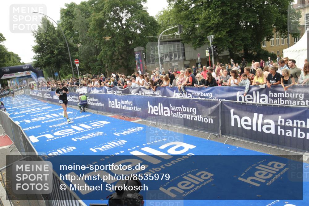 29.06.2025 - hella hamburg halbmarathon Michael Strokosch http://msf.ph/oto/8535979 29.06.2025 10:24:35 Ziel  meine-sportfotos.de