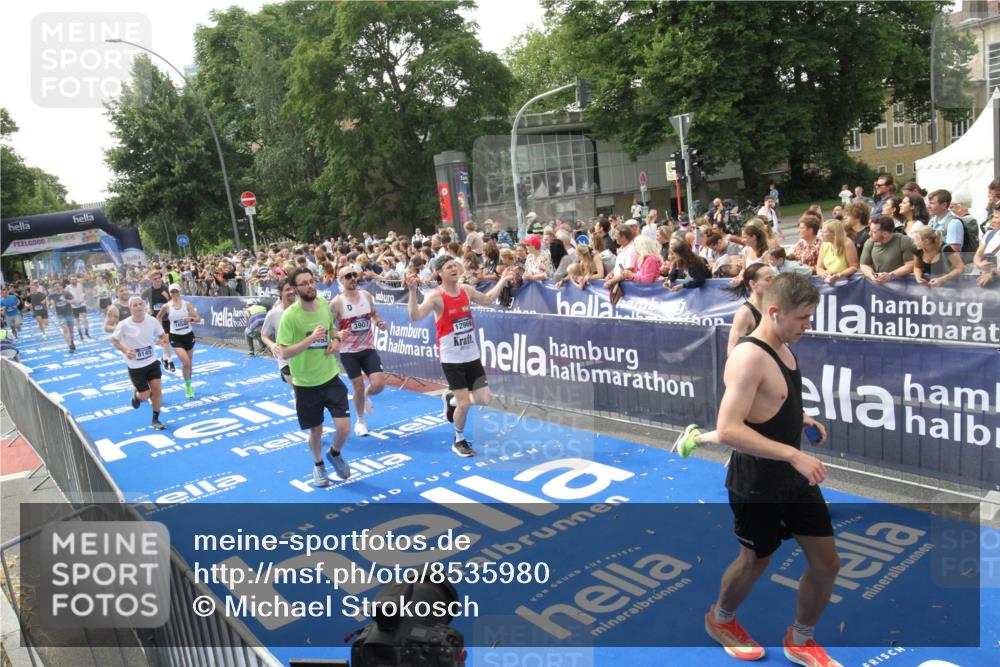 29.06.2025 - hella hamburg halbmarathon Michael Strokosch http://msf.ph/oto/8535980 29.06.2025 10:43:59 Ziel  meine-sportfotos.de