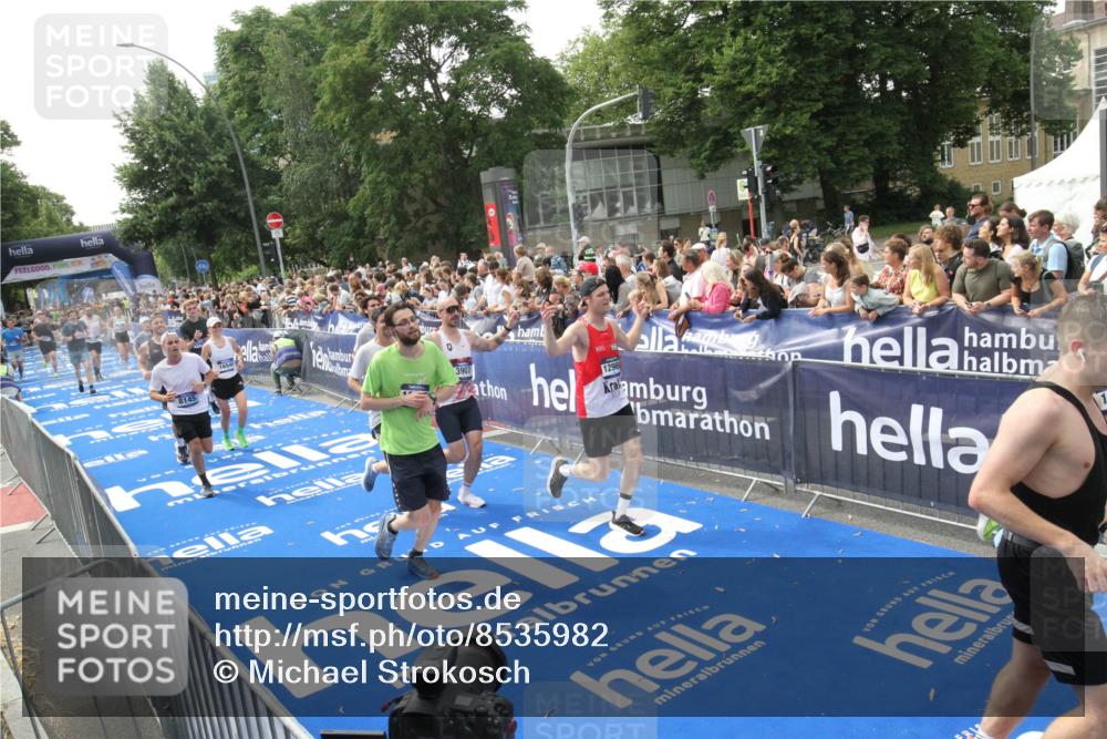 29.06.2025 - hella hamburg halbmarathon Michael Strokosch http://msf.ph/oto/8535982 29.06.2025 10:43:59 Ziel  meine-sportfotos.de