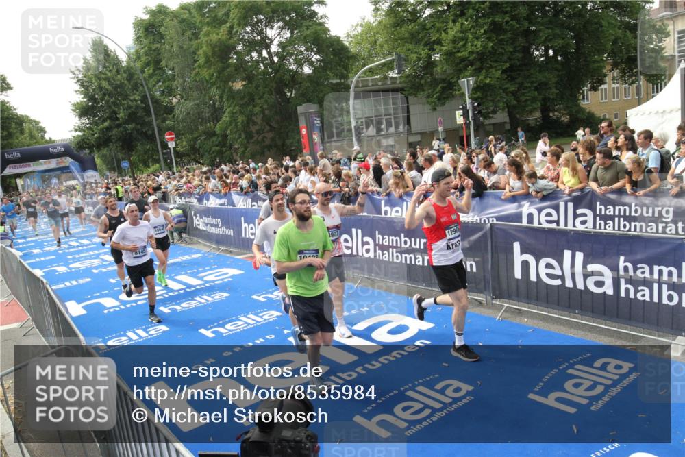 29.06.2025 - hella hamburg halbmarathon Michael Strokosch http://msf.ph/oto/8535984 29.06.2025 10:44:00 Ziel  meine-sportfotos.de