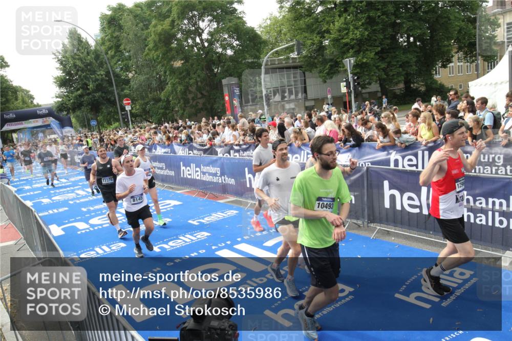 29.06.2025 - hella hamburg halbmarathon Michael Strokosch http://msf.ph/oto/8535986 29.06.2025 10:44:00 Ziel  meine-sportfotos.de