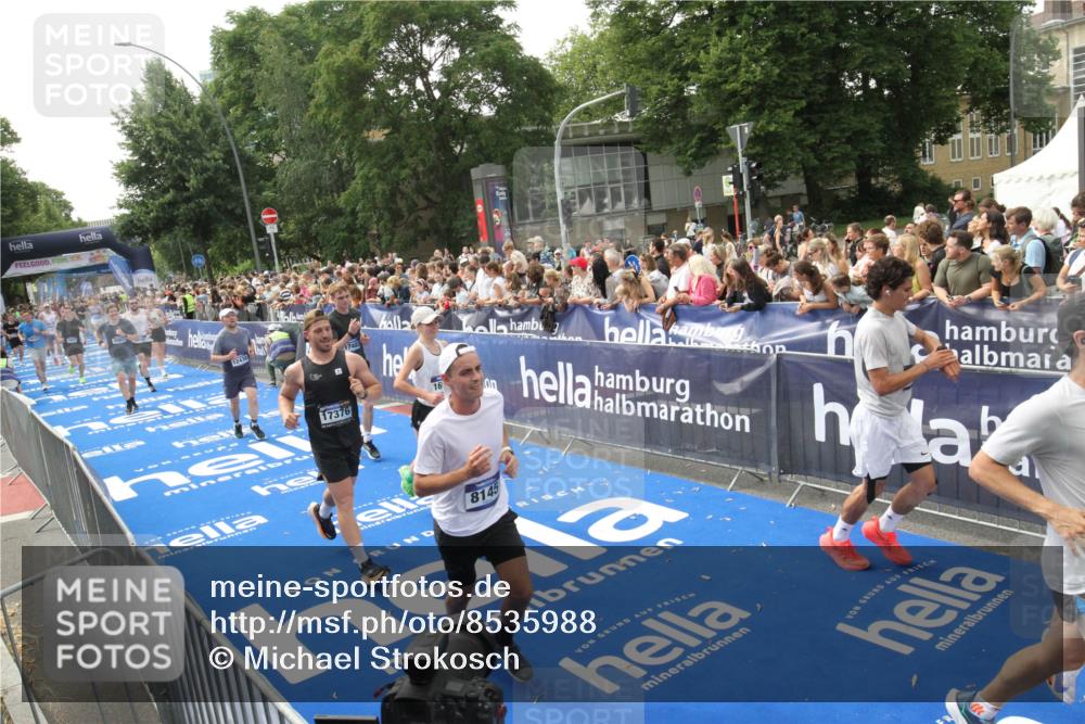29.06.2025 - hella hamburg halbmarathon Michael Strokosch http://msf.ph/oto/8535988 29.06.2025 10:44:01 Ziel  meine-sportfotos.de