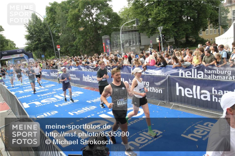 29.06.2025 - hella hamburg halbmarathon Michael Strokosch http://msf.ph/oto/8535990 29.06.2025 10:44:02 Ziel  meine-sportfotos.de