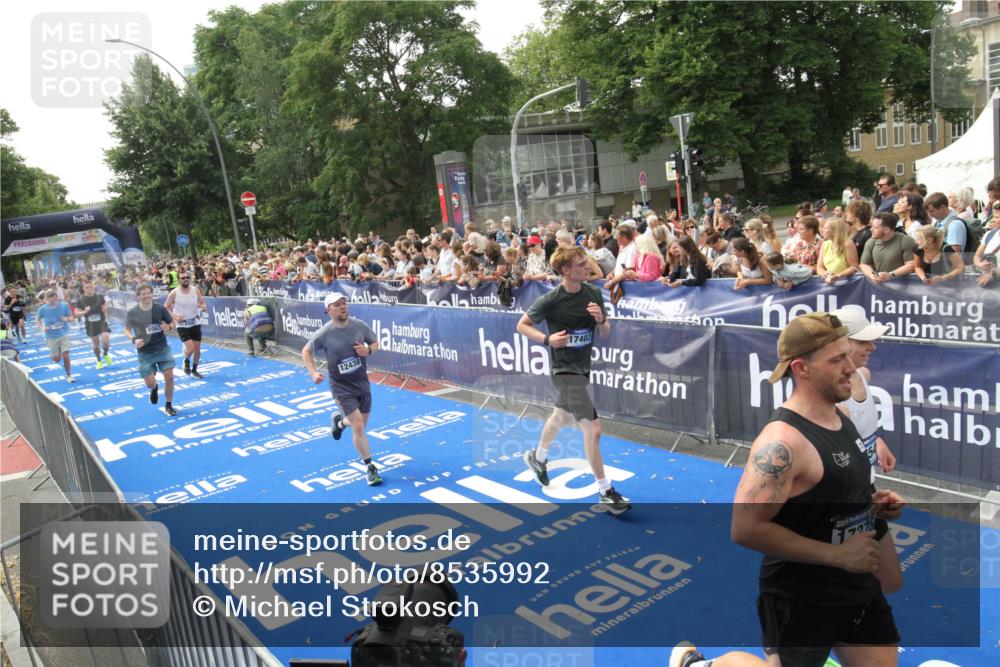 29.06.2025 - hella hamburg halbmarathon Michael Strokosch http://msf.ph/oto/8535992 29.06.2025 10:44:02 Ziel  meine-sportfotos.de