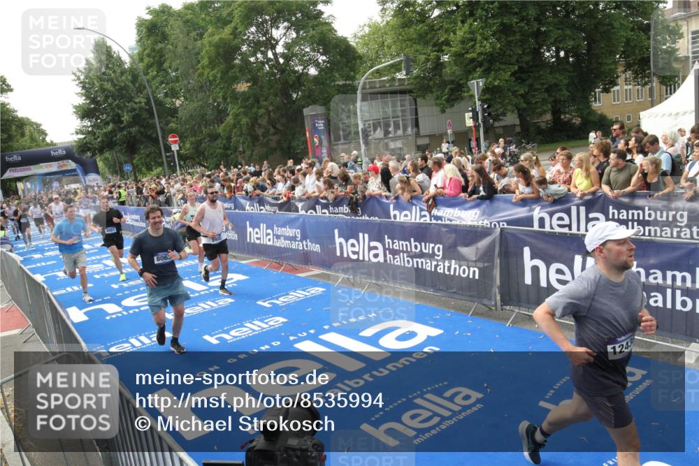 29.06.2025 - hella hamburg halbmarathon Michael Strokosch http://msf.ph/oto/8535994 29.06.2025 10:44:03 Ziel  meine-sportfotos.de