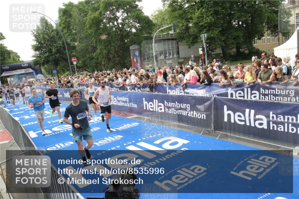 29.06.2025 - hella hamburg halbmarathon Michael Strokosch http://msf.ph/oto/8535996 29.06.2025 10:44:04 Ziel  meine-sportfotos.de