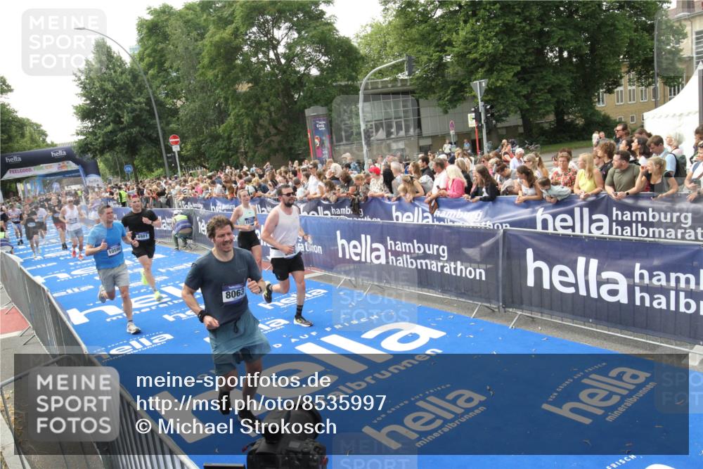 29.06.2025 - hella hamburg halbmarathon Michael Strokosch http://msf.ph/oto/8535997 29.06.2025 10:44:04 Ziel  meine-sportfotos.de