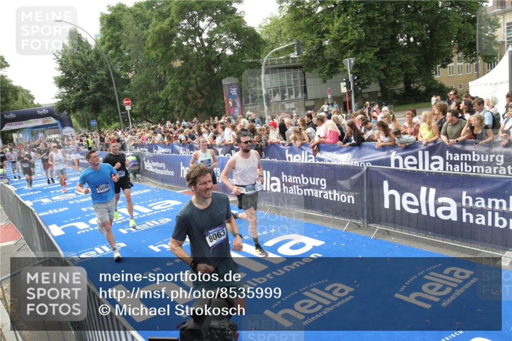 29.06.2025 - hella hamburg halbmarathon Michael Strokosch http://msf.ph/oto/8535999 29.06.2025 10:44:04 Ziel  meine-sportfotos.de
