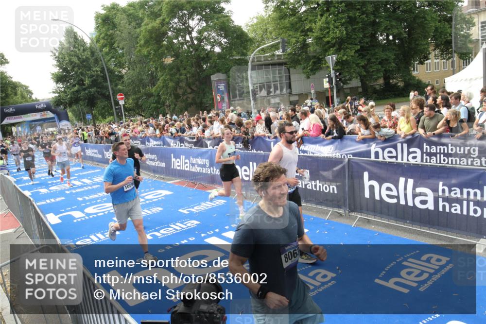 29.06.2025 - hella hamburg halbmarathon Michael Strokosch http://msf.ph/oto/8536002 29.06.2025 10:44:05 Ziel  meine-sportfotos.de