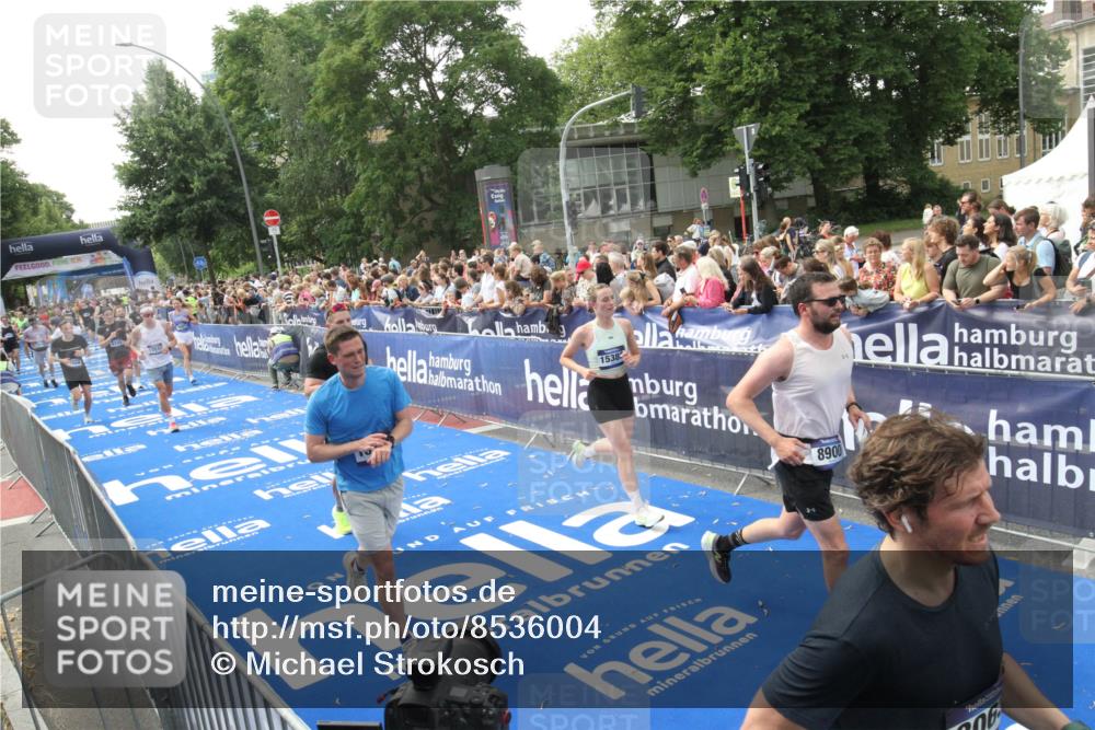 29.06.2025 - hella hamburg halbmarathon Michael Strokosch http://msf.ph/oto/8536004 29.06.2025 10:44:05 Ziel  meine-sportfotos.de