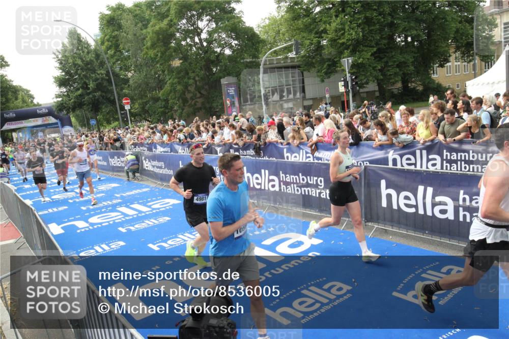 29.06.2025 - hella hamburg halbmarathon Michael Strokosch http://msf.ph/oto/8536005 29.06.2025 10:44:05 Ziel  meine-sportfotos.de