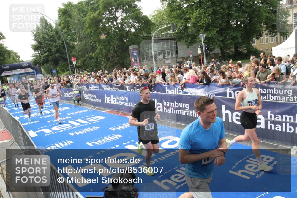 29.06.2025 - hella hamburg halbmarathon Michael Strokosch http://msf.ph/oto/8536007 29.06.2025 10:44:06 Ziel  meine-sportfotos.de