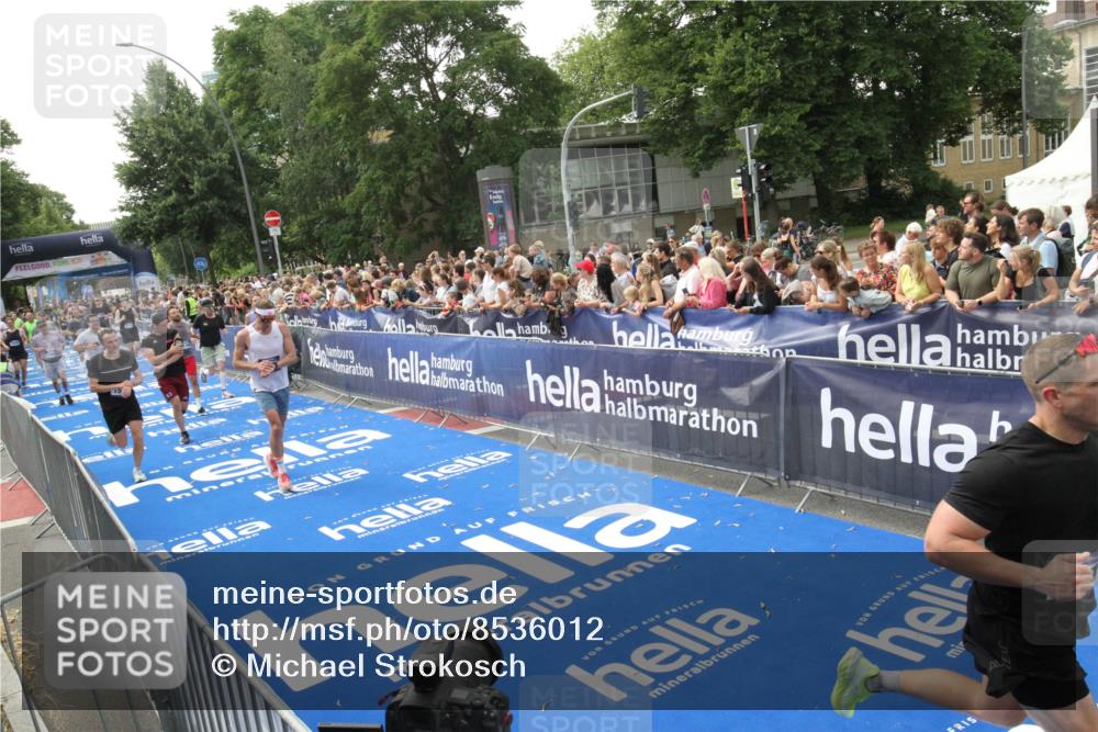 29.06.2025 - hella hamburg halbmarathon Michael Strokosch http://msf.ph/oto/8536012 29.06.2025 10:44:06 Ziel  meine-sportfotos.de