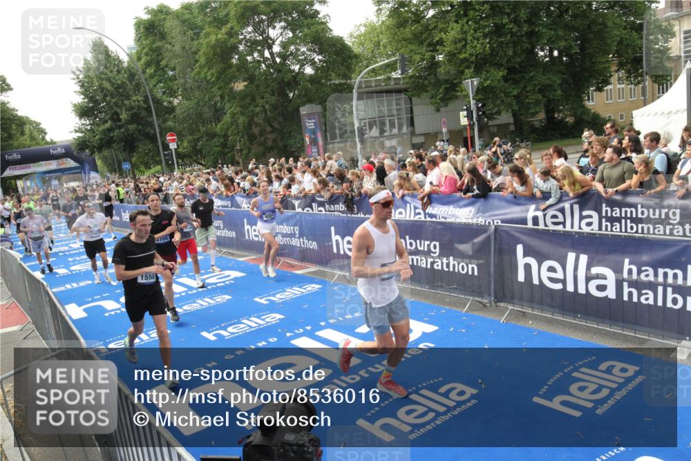 29.06.2025 - hella hamburg halbmarathon Michael Strokosch http://msf.ph/oto/8536016 29.06.2025 10:44:08 Ziel  meine-sportfotos.de