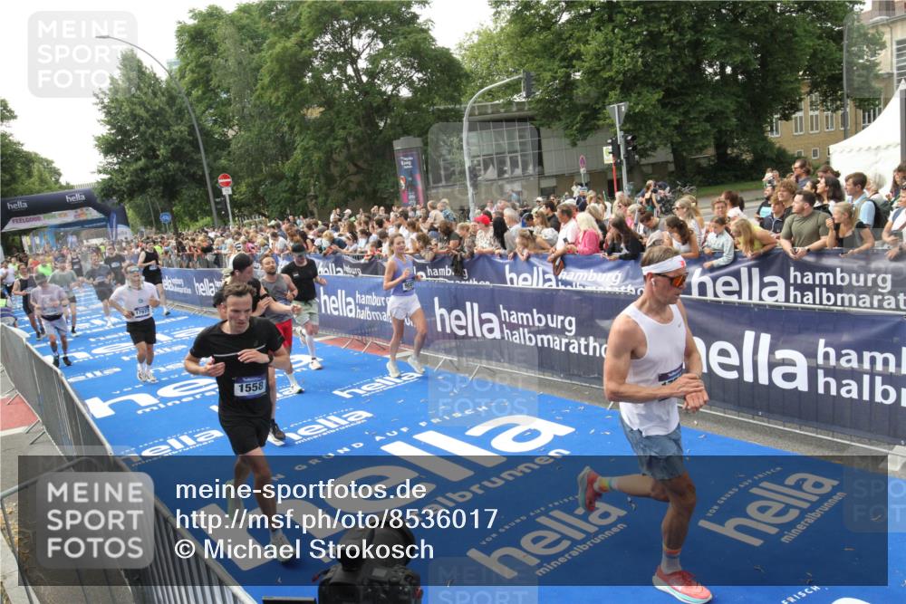 29.06.2025 - hella hamburg halbmarathon Michael Strokosch http://msf.ph/oto/8536017 29.06.2025 10:44:08 Ziel  meine-sportfotos.de