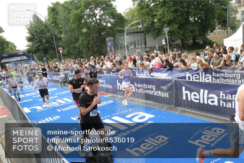 29.06.2025 - hella hamburg halbmarathon Michael Strokosch http://msf.ph/oto/8536019 29.06.2025 10:44:08 Ziel  meine-sportfotos.de