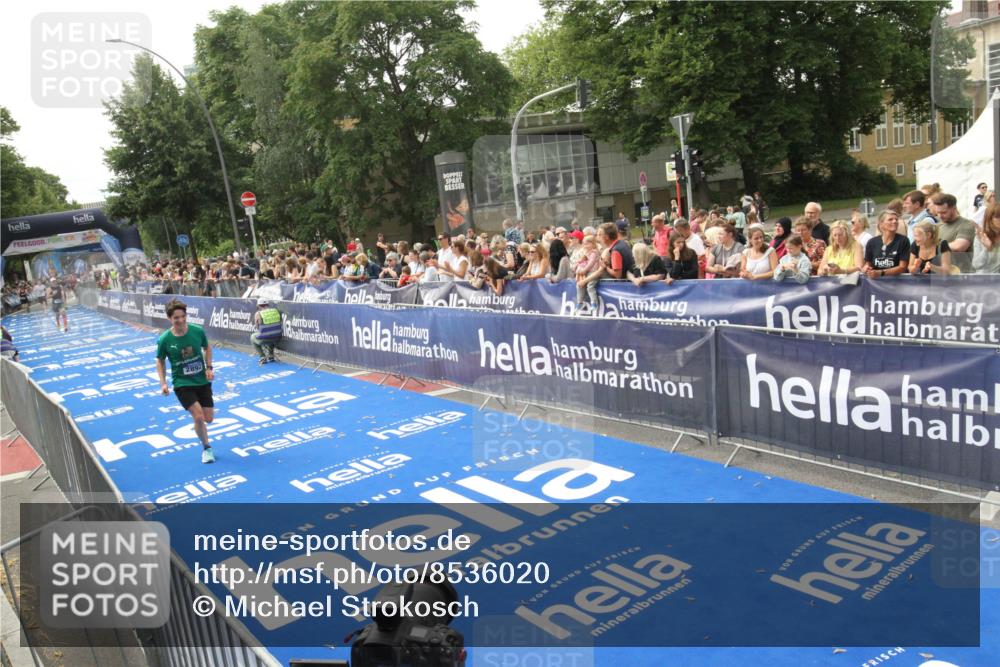 29.06.2025 - hella hamburg halbmarathon Michael Strokosch http://msf.ph/oto/8536020 29.06.2025 10:24:46 Ziel  meine-sportfotos.de