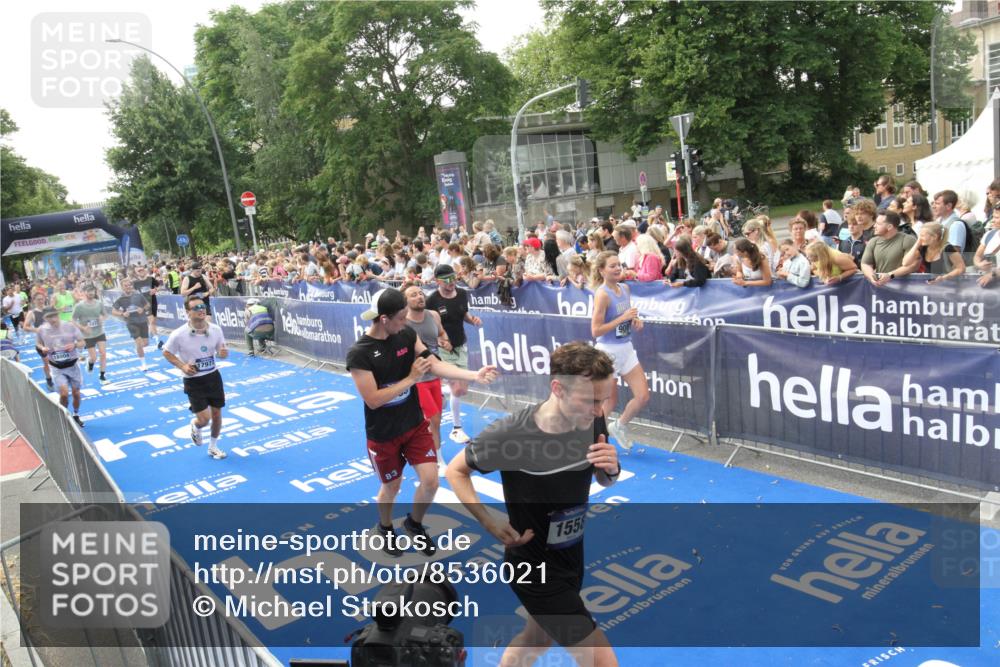 29.06.2025 - hella hamburg halbmarathon Michael Strokosch http://msf.ph/oto/8536021 29.06.2025 10:44:09 Ziel  meine-sportfotos.de