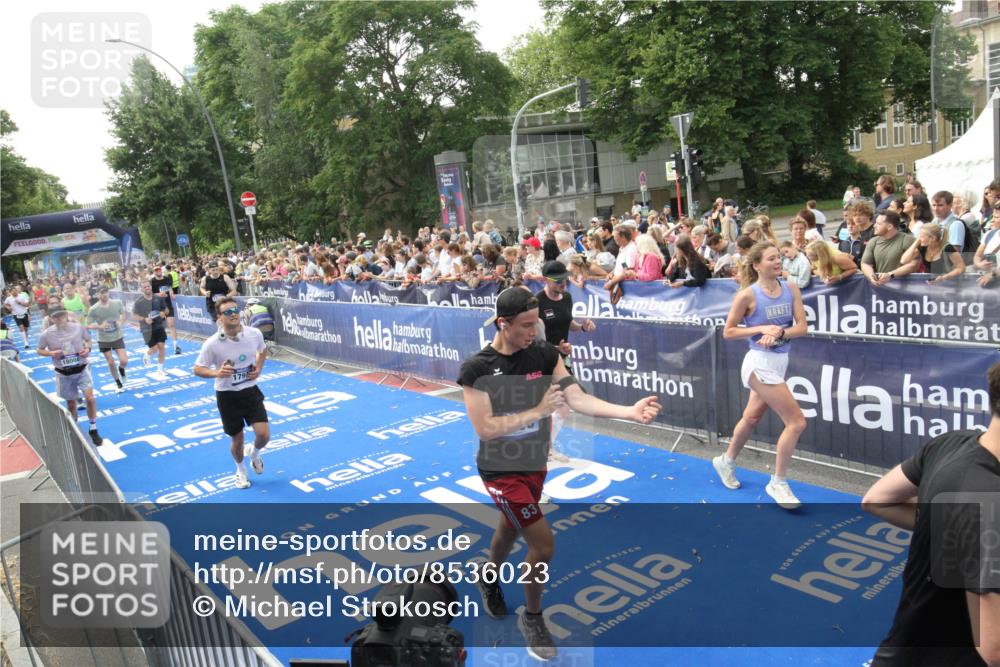 29.06.2025 - hella hamburg halbmarathon Michael Strokosch http://msf.ph/oto/8536023 29.06.2025 10:44:09 Ziel  meine-sportfotos.de