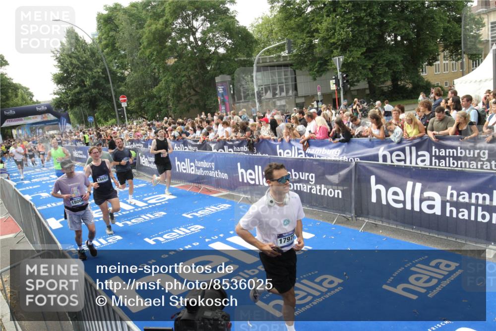 29.06.2025 - hella hamburg halbmarathon Michael Strokosch http://msf.ph/oto/8536025 29.06.2025 10:44:11 Ziel  meine-sportfotos.de