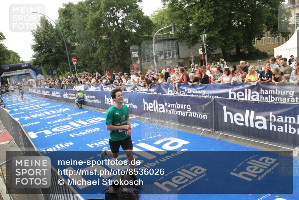 29.06.2025 - hella hamburg halbmarathon Michael Strokosch http://msf.ph/oto/8536026 29.06.2025 10:24:47 Ziel  meine-sportfotos.de