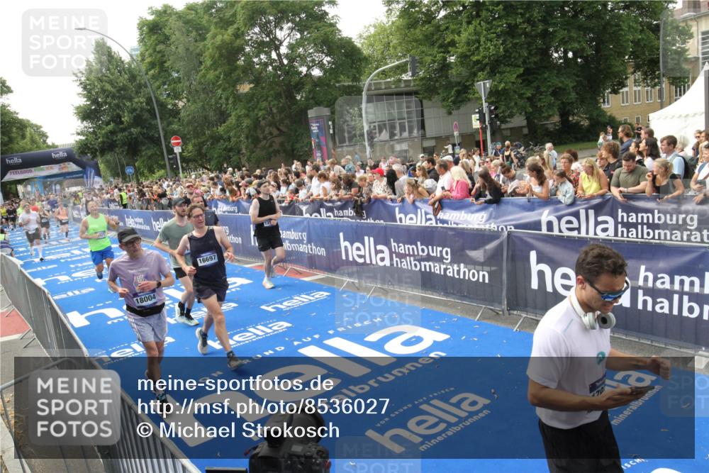 29.06.2025 - hella hamburg halbmarathon Michael Strokosch http://msf.ph/oto/8536027 29.06.2025 10:44:11 Ziel  meine-sportfotos.de