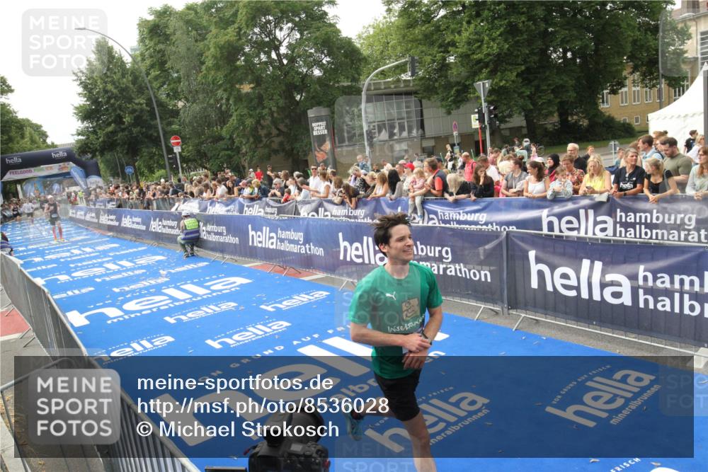 29.06.2025 - hella hamburg halbmarathon Michael Strokosch http://msf.ph/oto/8536028 29.06.2025 10:24:47 Ziel  meine-sportfotos.de