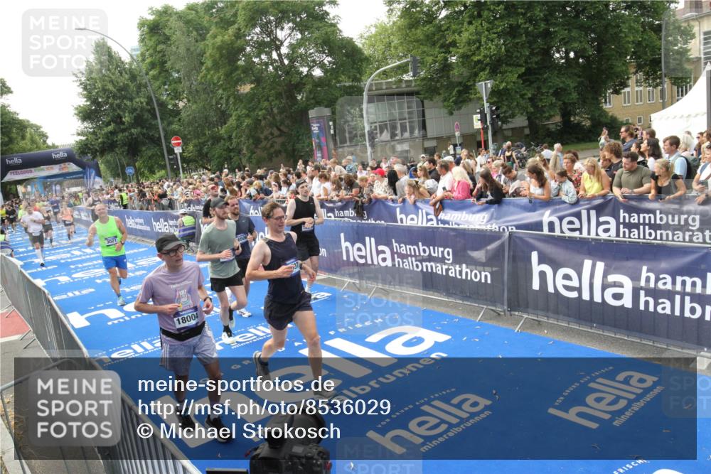 29.06.2025 - hella hamburg halbmarathon Michael Strokosch http://msf.ph/oto/8536029 29.06.2025 10:44:11 Ziel  meine-sportfotos.de