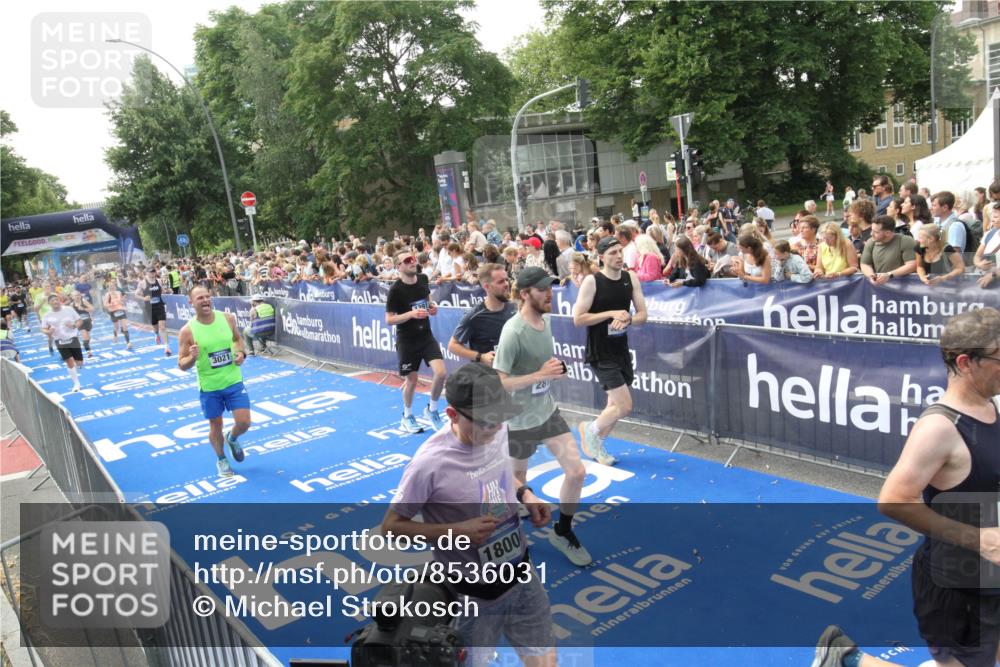 29.06.2025 - hella hamburg halbmarathon Michael Strokosch http://msf.ph/oto/8536031 29.06.2025 10:44:12 Ziel  meine-sportfotos.de