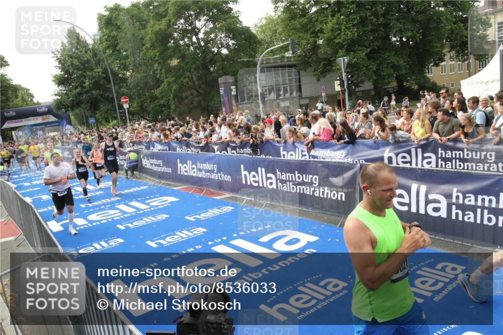 29.06.2025 - hella hamburg halbmarathon Michael Strokosch http://msf.ph/oto/8536033 29.06.2025 10:44:14 Ziel  meine-sportfotos.de