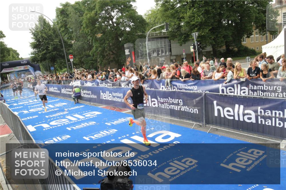 29.06.2025 - hella hamburg halbmarathon Michael Strokosch http://msf.ph/oto/8536034 29.06.2025 10:24:52 Ziel  meine-sportfotos.de