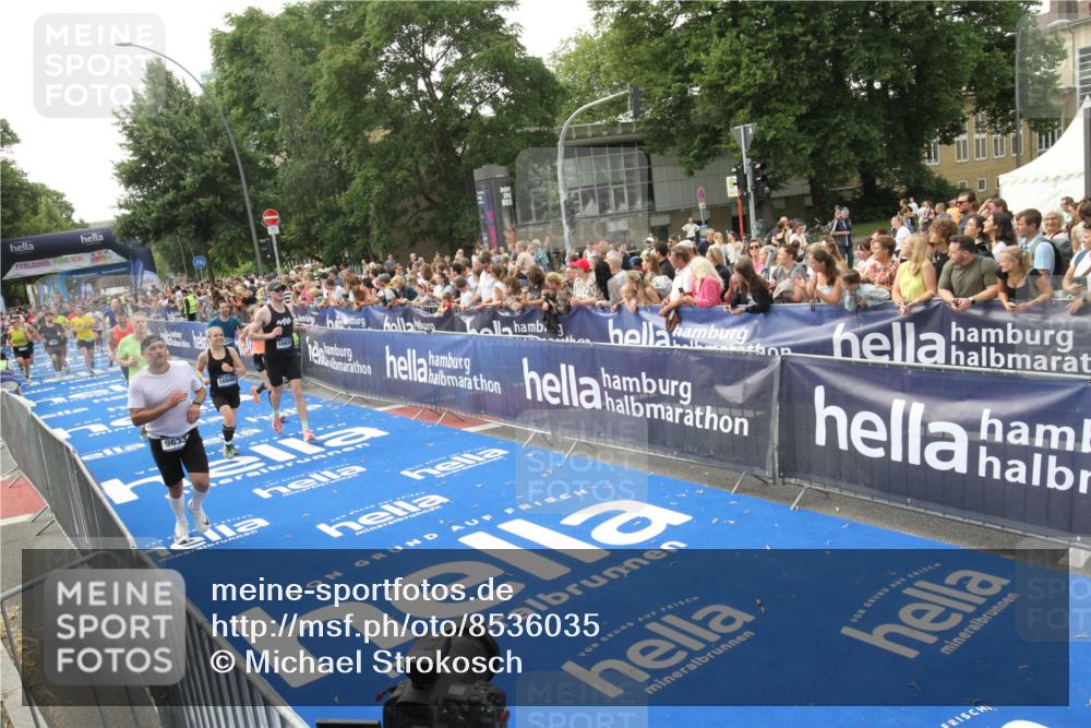 29.06.2025 - hella hamburg halbmarathon Michael Strokosch http://msf.ph/oto/8536035 29.06.2025 10:44:14 Ziel  meine-sportfotos.de