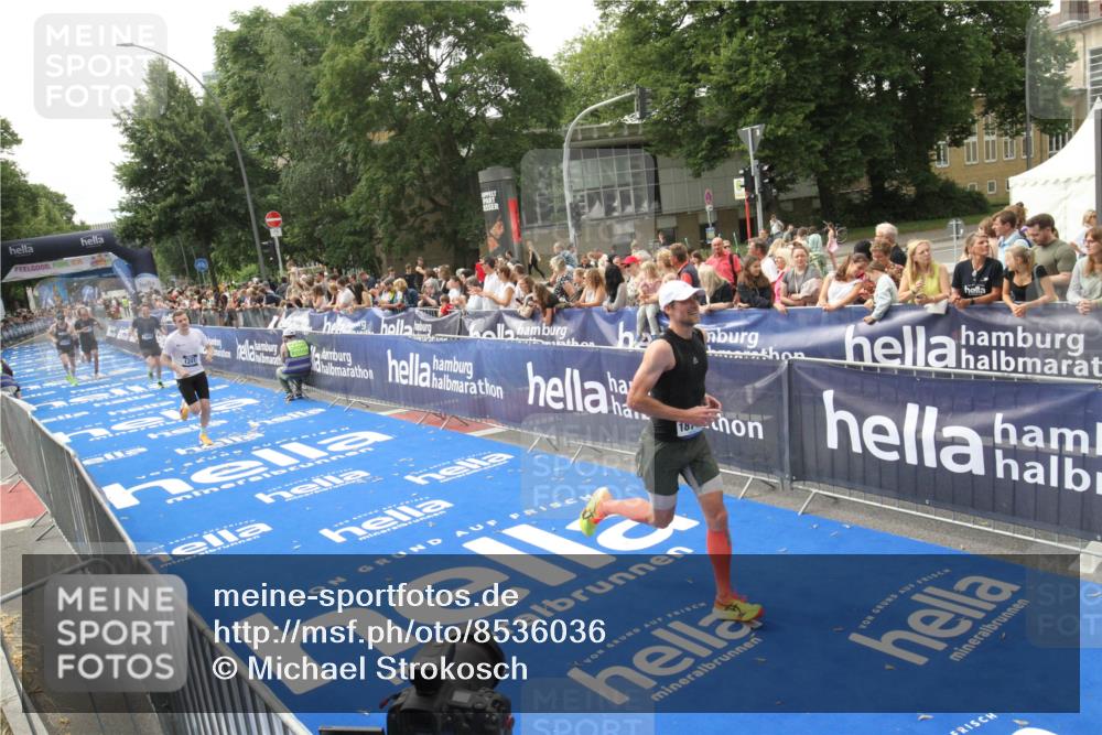 29.06.2025 - hella hamburg halbmarathon Michael Strokosch http://msf.ph/oto/8536036 29.06.2025 10:24:52 Ziel  meine-sportfotos.de